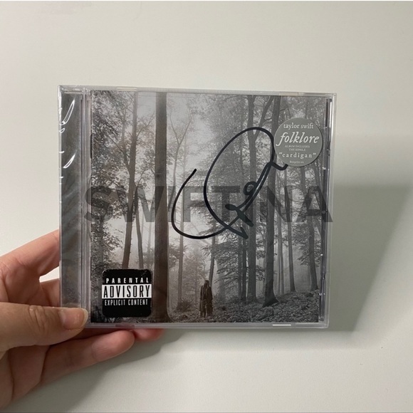 NWT TAYLOR SWIFT FOLKLORE SIGNED ALBUM - Picture 1 of 3